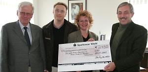 Susanne Schfer-Falkenhain und ihr Ehemann Marc nahmen den Scheck von Hans-Otto Dick und Brgermeister Werner Becker-Blonigen am 28.04.2005 entgegen.