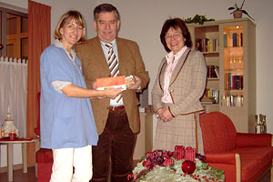Hagen Jobi mit Hospiz-Leiterin Gerlinde Tuzan (links) und Barbara Schfer von der ambulanten Malteser-Hospizgruppe.