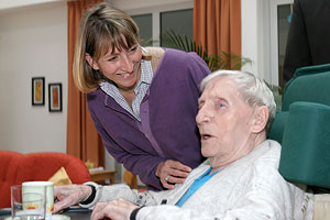 Hospizleiterin Gerlinde Tuzan im Gespch mit einem Patienten.