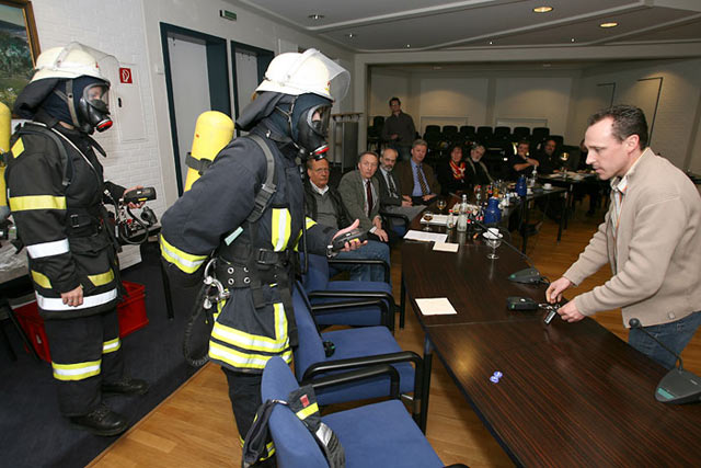 Feuerwehroberfrau Bianca Funken, Unterbrandmeister Pascal Petermann und Ausbilder Ralf Schneider stellten den Anwesenden das neue Atemschutzgert vor.