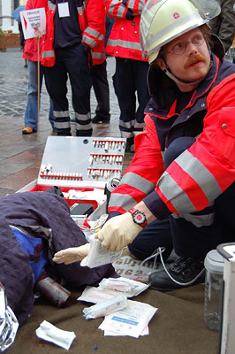 Zum Glck nur gestellt: Der Drabenderhher Rettungssanitter Carsten Barf versorgt einen gestrzten Arbeiter, dem ein Metallrohr im Bauch steckt.