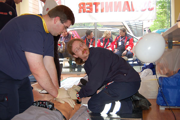 Die Rettungssanitter Dennis Krieger (l.) und Carsten Barf demonstrieren die Herz-Lungen-Wiederbelebung.