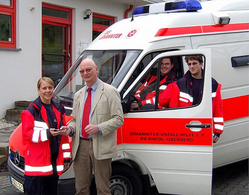 Regionalvorstand Michael Adomaitis bergibt den neuen Rettungswagen an seine Mitarbeiter, die Rettungssanitter Nadine Achterberg, Dennis Krieger und Jonas van Treeck (r.).