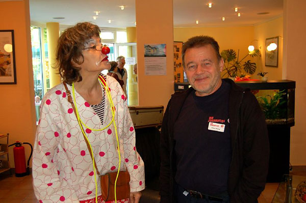 Clownin "Aphrodite" mit Johanniter-Mitarbeiter Volker Wirths