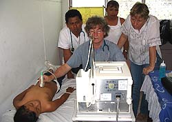 Dr. Jrg Nase beim Ultraschall in der Klinik von Altagracia.
