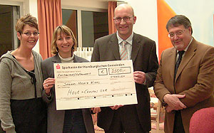 Eine Spende ber 2500 Euro berreichten die Geschftsfhrer Hans Hout und Gerd Janssen an Hospiz-Leiterin Gerlinde Tuzan und Conny Kehrbaum von der ambulanten Malteser-Hospizgruppe (von rechts).
