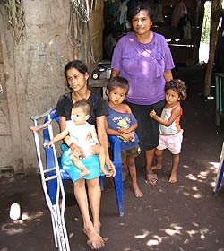 Die behinderte junge Frau mit ihren drei Kindern erhlt ein Haus