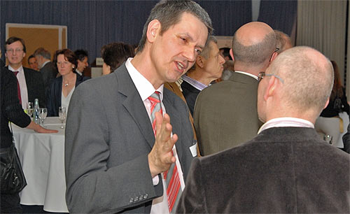 Moderator Dr. Jrg Kopp (links) vertieft im Gesprch mit einem Teilnehmer, Herrn Grasekamp von der Overrather Agentur mowaii
