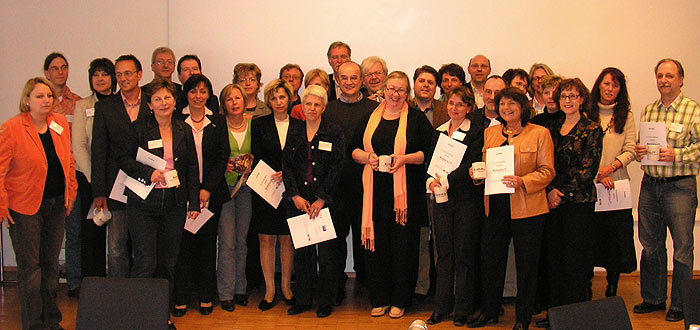 Die Leiterin des Familienbros "FamoS", Anja Drselen (zweite von rechts), erhielt als eine der ersten 25 TeilnehmerInnen von der nordrhein-westflischen Staatssekretrin des Familienministeriums das Zertifikat "Kommunales Management fr Familien".