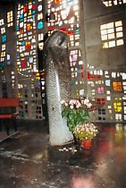 Die Die Heilige Therese vor den wunderschnen Buntglasfenstern