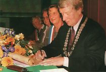 D. Houdry, M. Stitz, Hems Brgermeisterin M. Massart und der damalige Brgermeister W. Bergerhoff (v.l.) bei der Unterzeichnung des Partnerschaftsvertrages