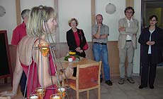Fhrung mit Hospizleiterin Gerlinde Tuzan (links) in der "Bergischen Stube", der Cafeteria des Hospizes. 