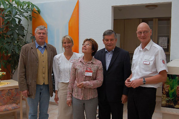 Zu den Besuchern gehrten auch Dr. Jorg Nrmberger (links), der Leiter des Kreisgesundheitsamtes, und Landrat Hagen Jobi (2.v.rechts)