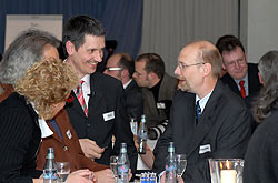 Moderator Dr. Jrg Kopp (links) und Jrgen Seinsche von der Volksbank Oberberg freuen sich ber die groe Resonanz der Bergischen Unternehmer