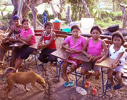 Sechs groe Kinder im abgelegenen Punta Espina erhalten Unterricht in Lesen und Schreiben