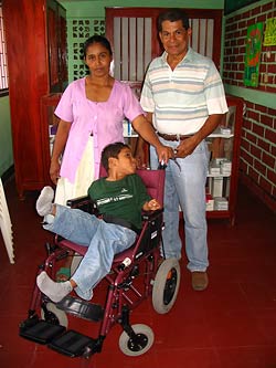 Spastisch gelhmter Junge erhlt Rollstuhl aus Deutschland