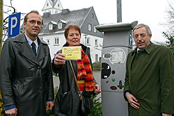 Irene Bernecker aus Wiehl-Hbender erhielt als erste Kundin ffentlich den Jahresparkausweis berreicht.