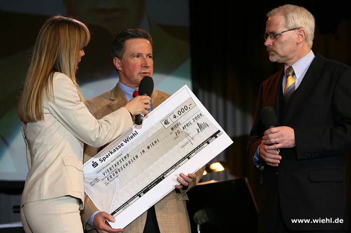 Sparkassendirektor Manfred Bsinghaus bergab einen symbolischen Scheck ber 4.000 Euro Eintrittsgelder an Johannes-Peter Hunold.