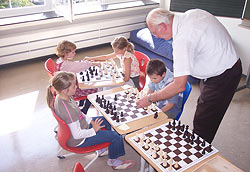 Herr Erwin Henze fhrt in der Schach-AG die Kinder in die Grundregeln des Schachspiels ein 
