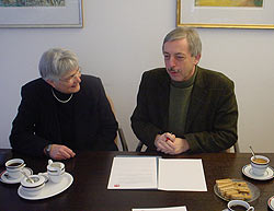 Brgermeister Becker-Blonigen und Frau Gisela Harr, die 2. Vorsitzende des Tagesmtternetz e.V. bei der Vertragsunterzeichnung.
