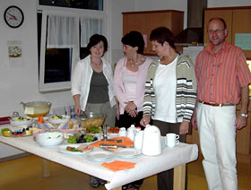 Tglich kmmern sich Christine Wichmann, Dagmar Mastroieni, Ulla Seidel und Leiter Peter Dnnwald (von links) um die Gste. Wegen Urlaub fehlt Mitarbeiterin Ursula Blonigen.