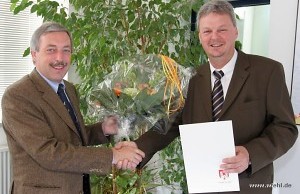 Brgermeister Becker-Blonigen gratulierte Herrn Thomas Gaisbauer zum Dienstjubilum.