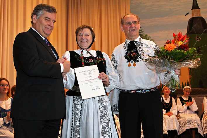 Landrat Hagen Jobi nahm die Aushndigung des Verdienstkreuzes am  Bande des Verdienstordens der Bundesrepublik Deutschland an Frau Anna Janesch vor. 