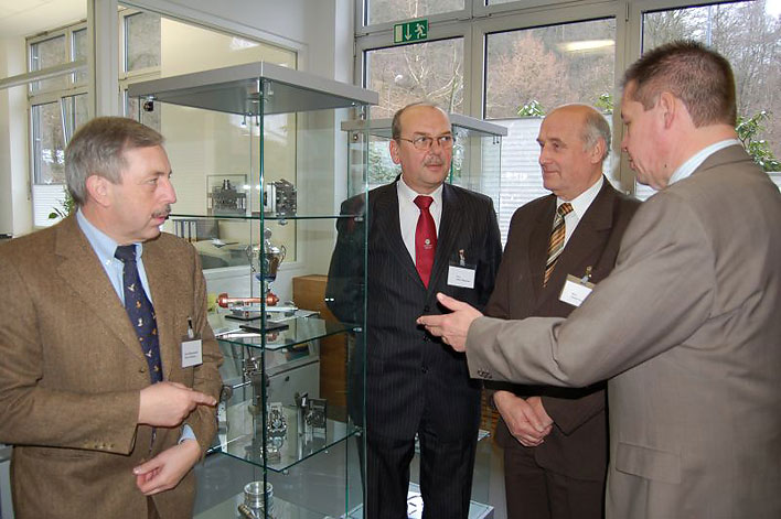 Von links: Brgermeister Werner Becker-Blonigen, die polnischen Brgermeister Janus Boguslaw und Jerzy Gacek mit BPW-Ausbildungsleiter Rainer Butting
