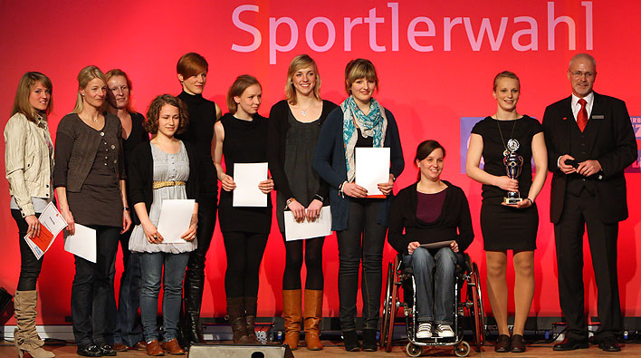 Manfred Bsinghaus (rechts) und die Sportlerinen des Jahres 2009