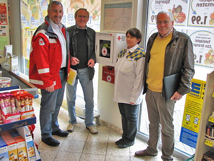 Von links: Rolf Braun (Kreisgeschftfhrer DRK), Wilfried Bast (stellv. Brgermeister Wiehl), Iris Jung (Inhaberin Edeka-Markt), Ulrich Jaxtheimer (Verein Rettung e.V.)
