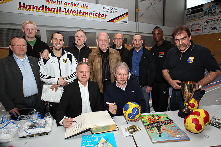 Vor dem Finale signierten die ehemaligen und amtierenden Weltmeister bei der Ballstafette den „West“- Ball, der aus Bonn bzw. Aachen durch den HV- Mittelrhein Prsidenten Lutz Rohmer ins Oberbergische gelangte.