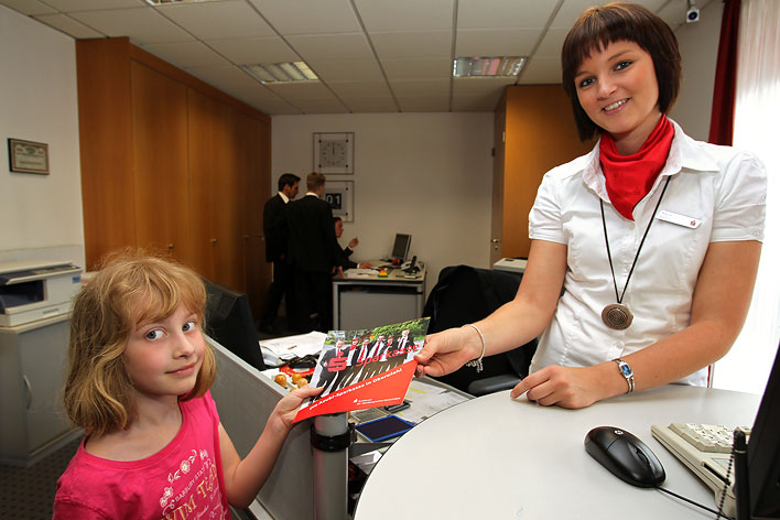 Sparkassen-Auszubildende Marie Rahn mit einer jungen Kundin.