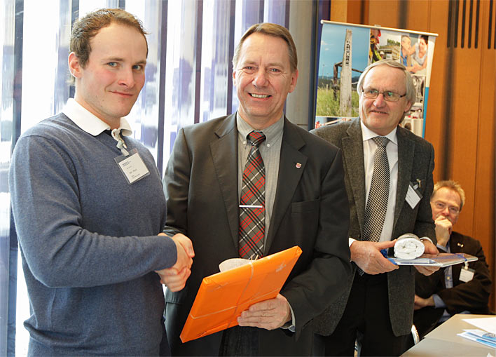 Kreisdirektor Jochen Hagt hat Petr Macay offiziell begt - gemeinsam
mit Wilfried Bast, stellvertretender Brgermeister der Stadt Wiehl
(Foto:OBK)