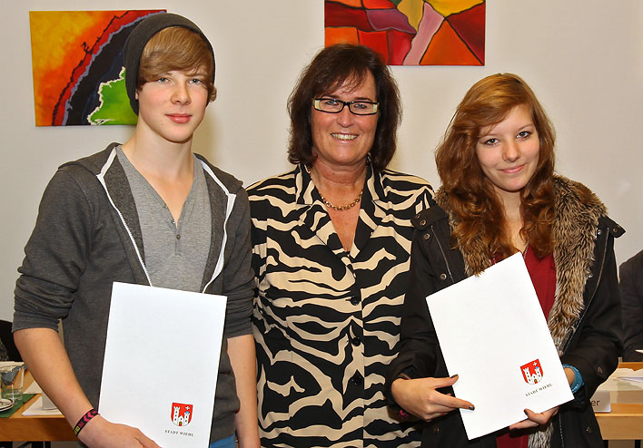 Von links: Niclas Weikopf, stellvertretende Brgermeisterin Bianka Bdecker und Lina Breiderhoff. Foto: Christian Melzer