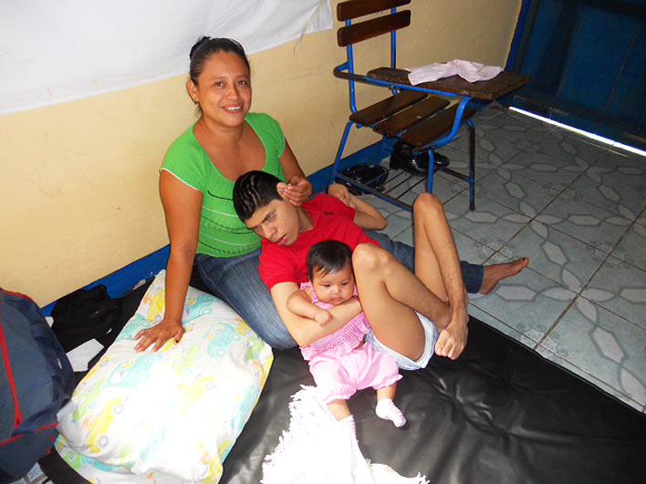 Der schwerbehinderte  Oldemar (17) und seine Mutter werden
mit dem neuen Ambulanzauto abgeholt, im Behindertenzentrum (CET) in Santo Domingo fhlt Oldemar sich wohl
