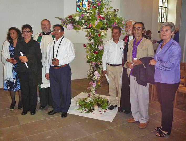 Gste aus Nicaragua mit Monika und Michael Hhn am Blumenkreuz