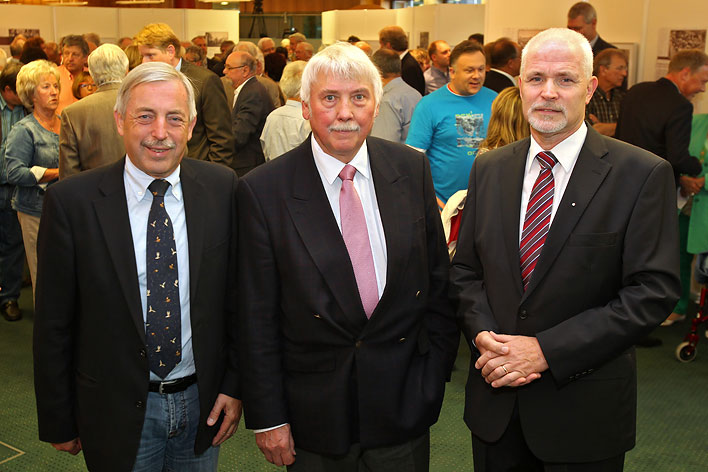 Von links: Brgermeister Werner Becker Blonigen, Dieter Lange und Sparkassendirektor Manfred Bsinghaus. Foto: Christian Melzer