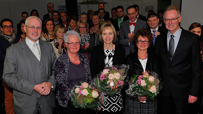 Die Sparkassenchefs Manfred Bsinghaus und Hartmut Schmidt ehrten Jutta Penz, Kerstin Gillmeister und Erika Almeida (von links).