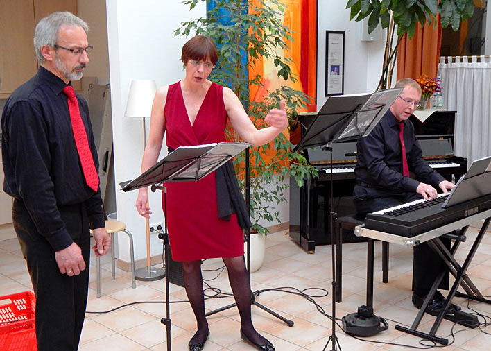 Die Musikgruppe „4 Fach“ (von links: Frank Mllenmeister, Brigitte Koch, Martin Koch) bei ihrem Konzert im Johannes-Hospiz. Fotos: privat 