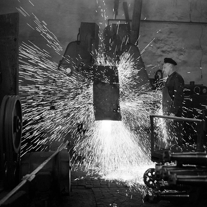 Arbeiten an der Stumpfschweimaschine, 1952 - Foto: BPW Bergische Achsen KG