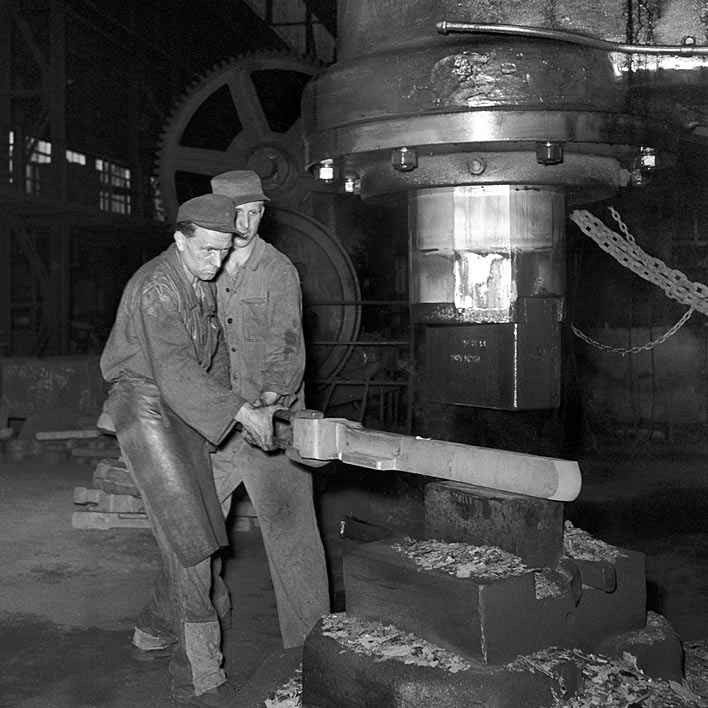 Ausschmieden eines Achsschenkels, 1951 - Foto: BPW Bergische Achsen KG 