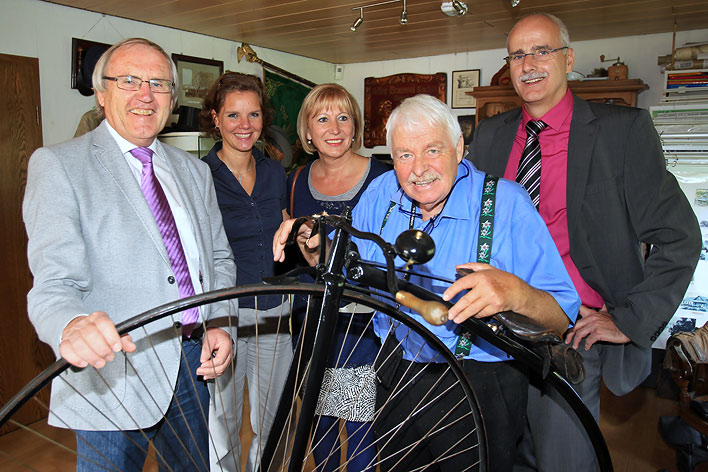 Ernst Birkholz (zweiter von rechts) freute sich ber den Besuch von Wilfried Bast, Corinna Kawczyk, Gabi Posth und Harry Fabender (von links). Foto: Christian Melzer