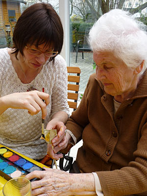 Johanniter-Betreuungskraft Friedegard Diestelkamp (li.) geht bei den
Beschftigungen auf die Vorlieben der Senioren ein