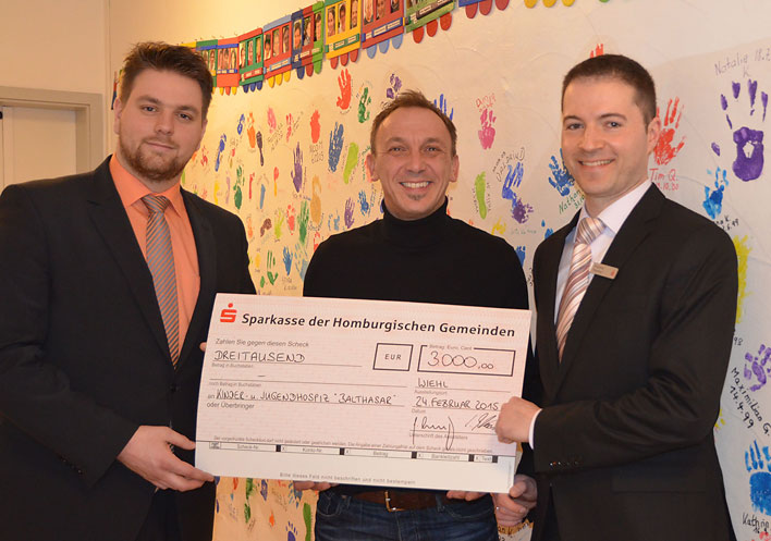 Christoph Schumacher (links) und Dominik Thoenes (rechts), beide Mitglieder des Sparkassen-Personalrats bergaben einen Scheck ber 3.000 Euro an Gero Gieseler vom Kinder- und Jugendhospiz „Balthasar“ in Olpe.