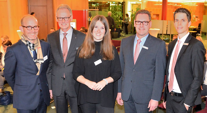 Professor Andreas Blum, Vorsitzender der Zukunftsstiftung, mit Sparkassen-Chef Hartmut Schmidt, Kira Bdecker, Stephan Neu und Dominic Klaus