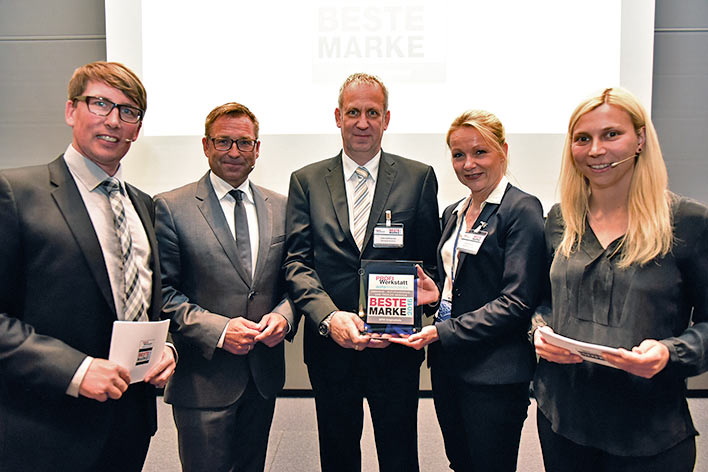 Dirk Hoffmeister, Leiter des BPW Aftermarket (Mitte), und Katrin Kster, Leiterin Unternehmenskommunikation bei BPW (2.v.r.), nahmen den Award stellvertretend fr die BPW Gruppe entgegen (Quelle: HUSS-VERLAG GmbH) 