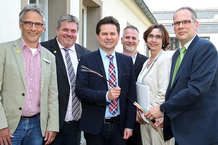 Von links: Andreas Zurek, Maik Adomeit, Brgermeister Ulrich Stcker, Markus Kndler, Anja Oppermann und Stefan Mysliwitz. Foto: Christian Melzer