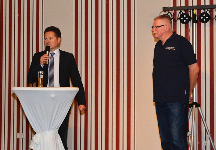 Von links: Ulrich Stcker, Brgermeister der Stadt Wiehl, bei seiner Ansprache und Peter Kesehage, 1. Vorsitzender des Heimatvereins Oberbantenberg