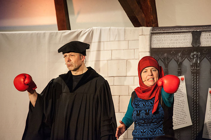 Wolfram Behmenburg als Luther und Ulrike Behmenburg als Fatime im Glaubenskampf – Foto: Vera Marzinski