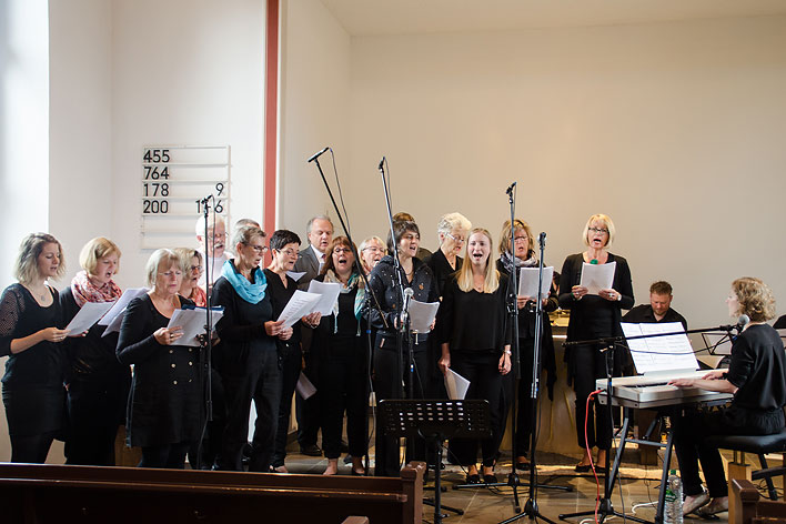 Zum Abschluss des Wochenend-Workshops traten in Gospelbegeisterten Teilnehmer im Gottesdienst in Hunsheim auf. Fotos: Vera Marzinski